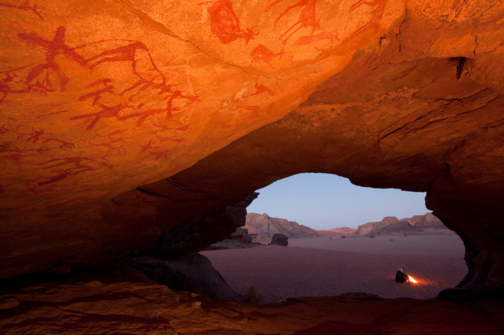 Photographes étrangers à suivre de près – George Steinmetz 8 Art rupestre a%CC%80 linte%CC%81rieur de la grotte du Mouflon a%CC%80 Wadi El Beridj George Steinmetz scaled 1