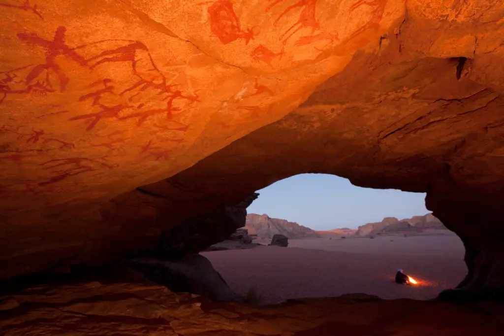 Art rupestre à lintérieur de la grotte du Mouflon à Wadi El Beridj George Steinmetz scaled 1