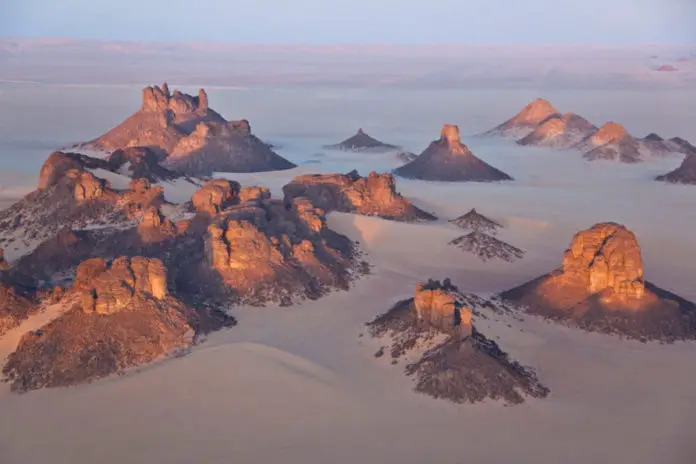 Djanet: plus de 8.550 touristes ont visité le Tassili depuis octobre 2021 Djanet-Algeria-George-Steinmetz-scaled-1-696x464