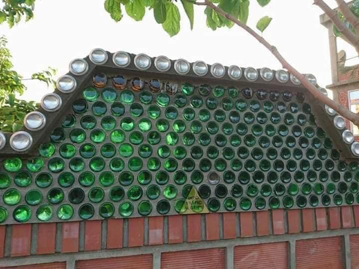 Un “éco-maçon” réalise des chef-d’oeuvres en recyclant des bouteilles et canettes 4 éco-maçon