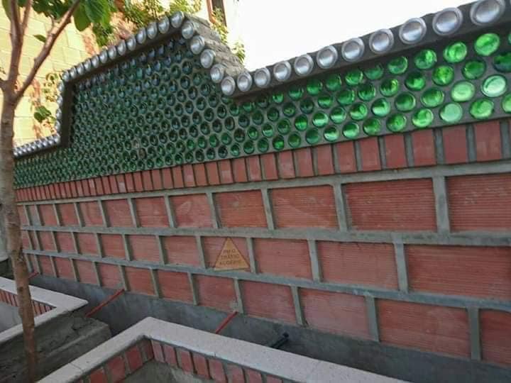 Un “éco-maçon” réalise des chef-d’oeuvres en recyclant des bouteilles et canettes 5 éco-maçon