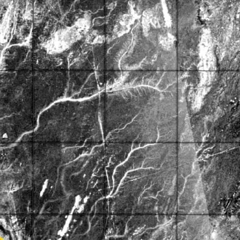 Une image radar des paléo rivières découvertes. Leau a peut être coulé pour la dernière fois dans les canaux du réseau récemment découvert il y a 5 000 ans.