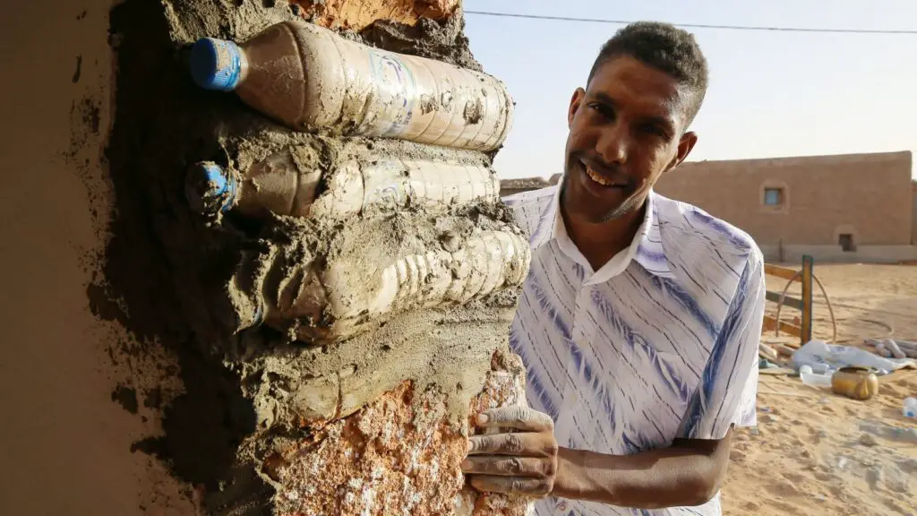 À la rencontre du réfugié sahraoui qui construit des maisons à partir de bouteilles en plastique