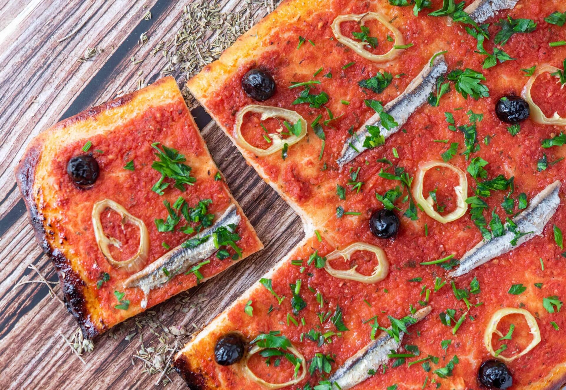 Plats et boissons d’été en Algérie : le goût du soleil dans chaque bouchée 4 Pizza carrée