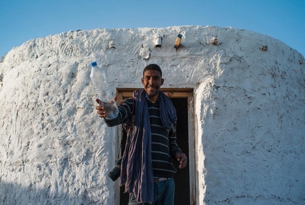 À la rencontre du réfugié sahraoui qui construit des maisons à partir de bouteilles en plastique 2 réfugié sahraoui