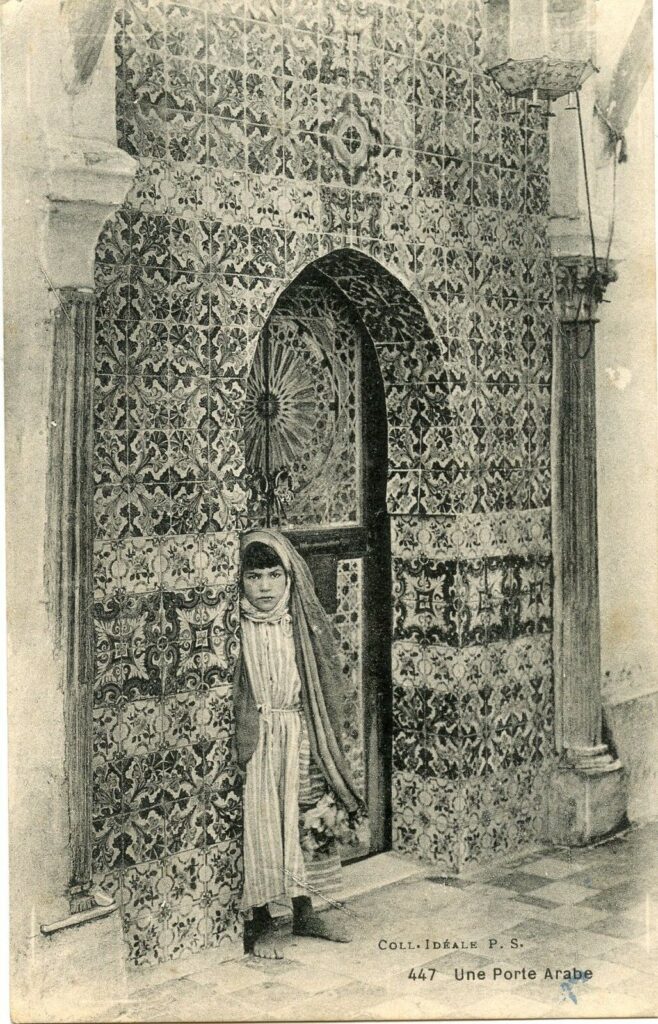 Le zellige, l'œuvre des maîtres de la céramique algérienne 5 Porte et mur recouverts de Zellige en Alge%CC%81rie.
