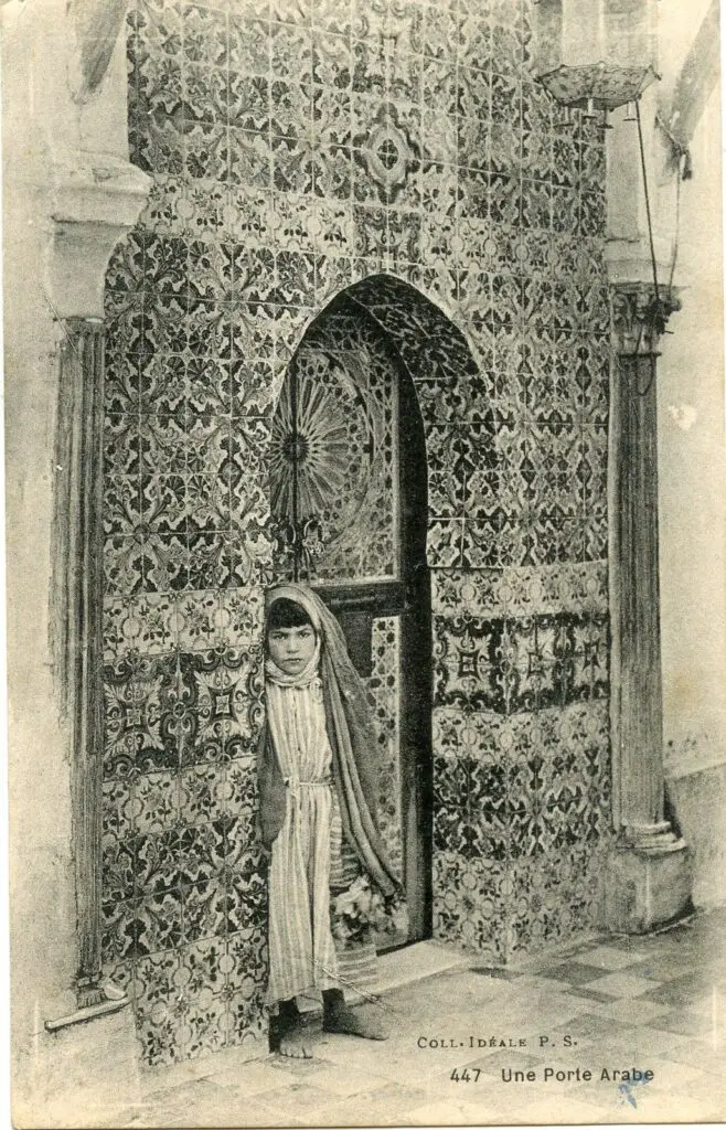 Porte et mur recouverts de Zellige en Algérie.
