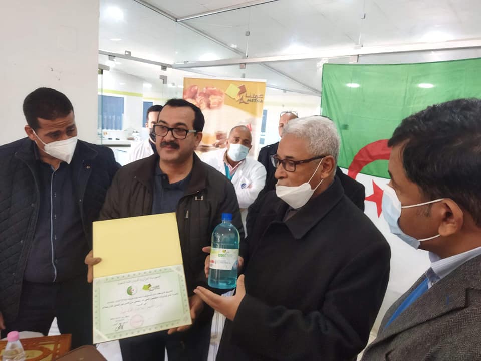 Biskra : Une usine privée qui produit de l'alcool médical à partir de dattes 4 Biskra Une usine prive%CC%81e qui produit de lalcool me%CC%81dical a%CC%80 partir de dattes5