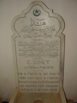 Tombeau dNasreddine Dinet a%CC%80 Boussaa%CC%82da
