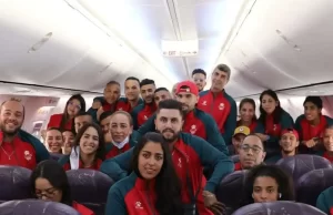 La délégation dathlètes marocains lors de leur déplacement en avion vers Oran pour les Jeux méditerranéens Twitter