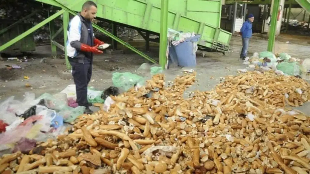 AND Les Algeriens jettent chaque annee 900 millions de baguettes de pain 1