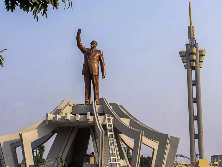 CAN 2025 : Le statue Lumumba, le phénomène qui fascine les réseaux sociaux 2 Le statue Lumumba